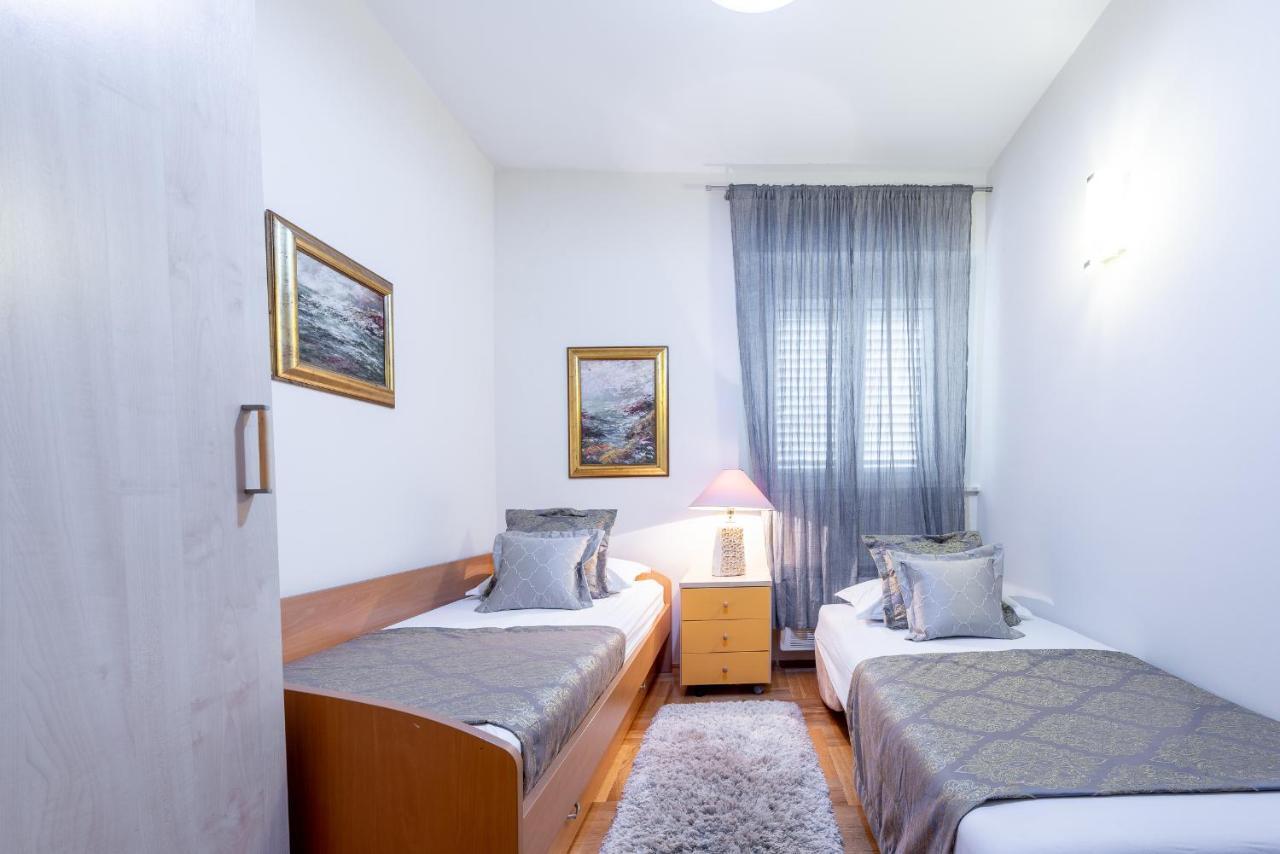 Superior Stunning Apartment Gravosa With A Free Parking ดูบรอฟนิก ภายนอก รูปภาพ